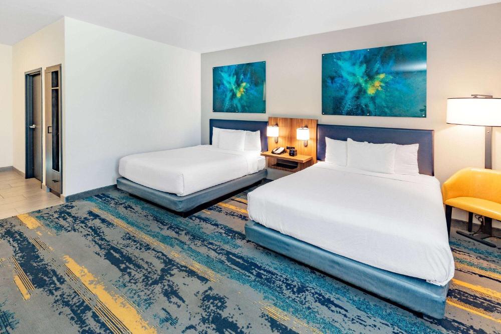 Queen Room with Two Queen Beds and Roll-In Shower - Mobility/Hearing Accessible - Non-Smoking interior
